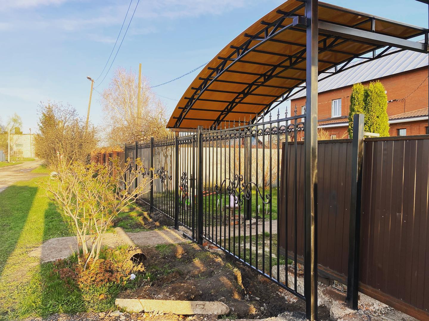 Как выбрать автонавес для семейной парковки в Москве, если один автомобиль выше и шире другого