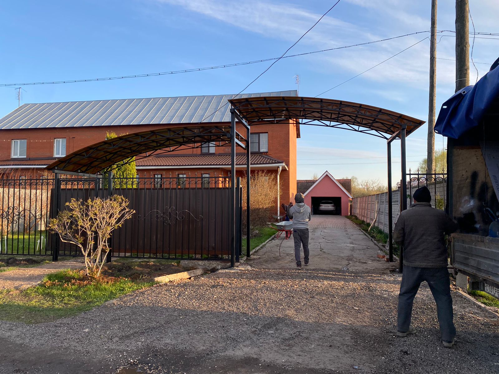 Пристроенный навес на 2 машины