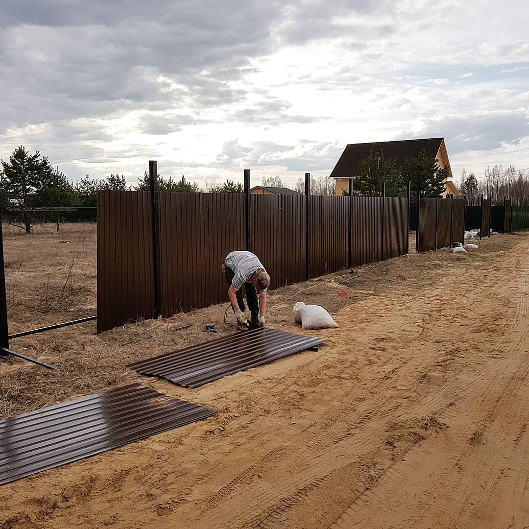 Как выбрать рисунок кованого забора под архитектуру дома и уровень приватности участка в Москве