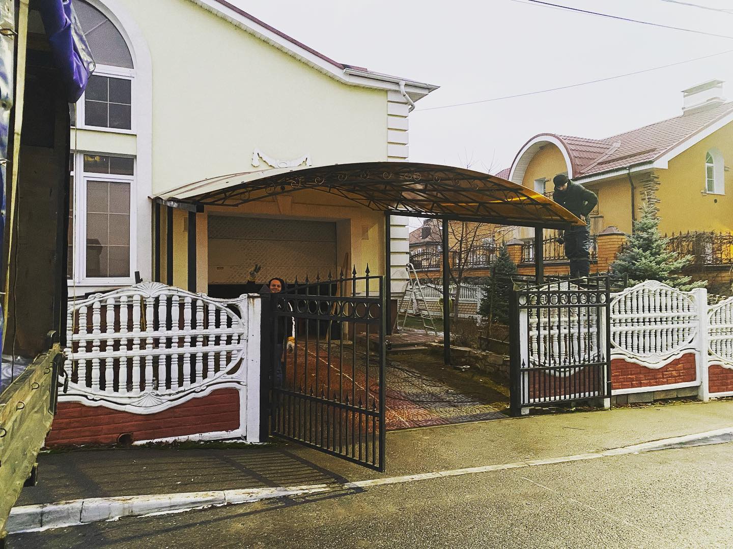 Как выбрать покрытие для металлического забора в Москве, чтобы снизить риск коррозии