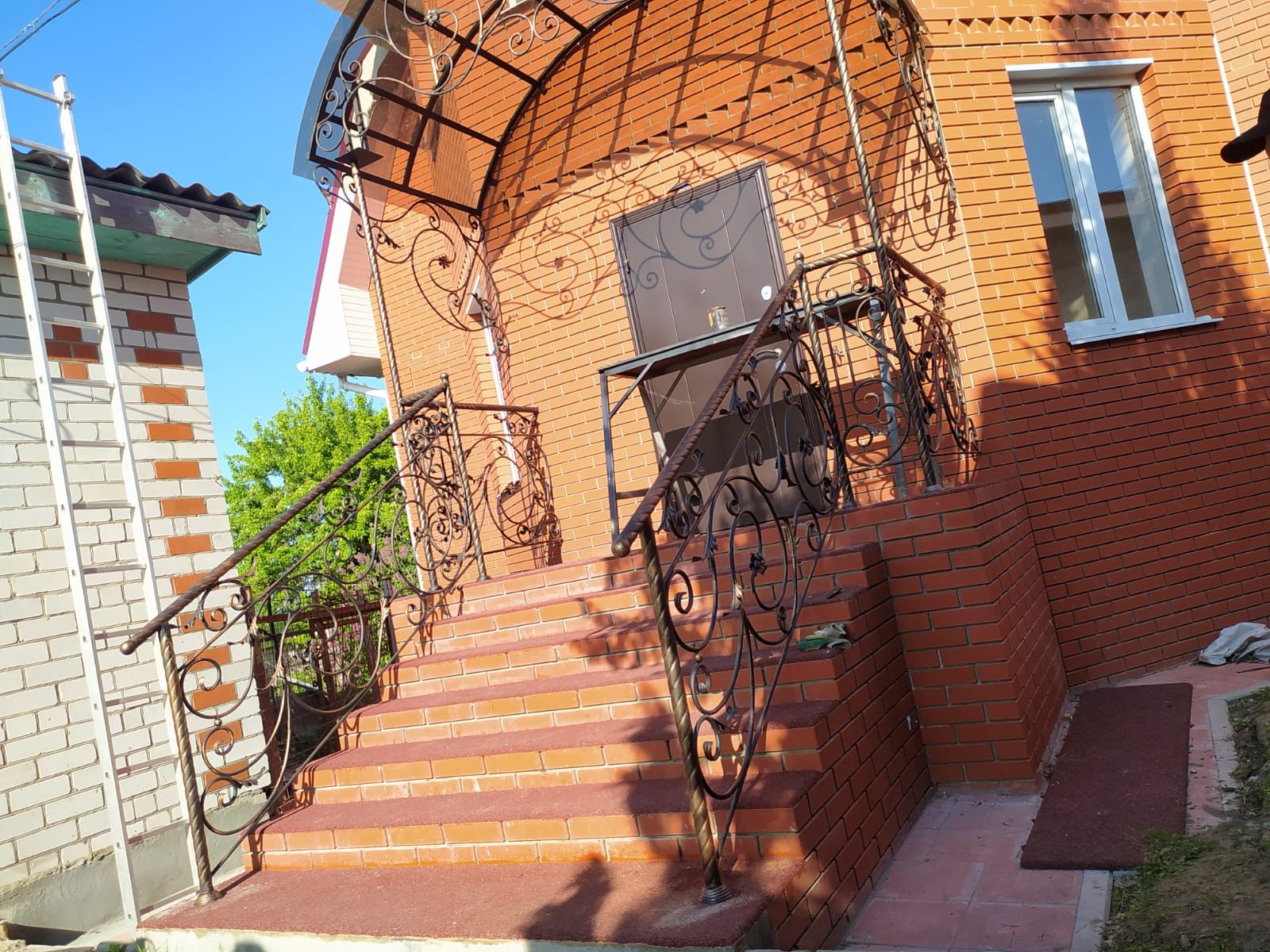 Как выбрать покрытие для уличной лестницы в Москве, чтобы ступени не стирались от песка, влаги и реагентов