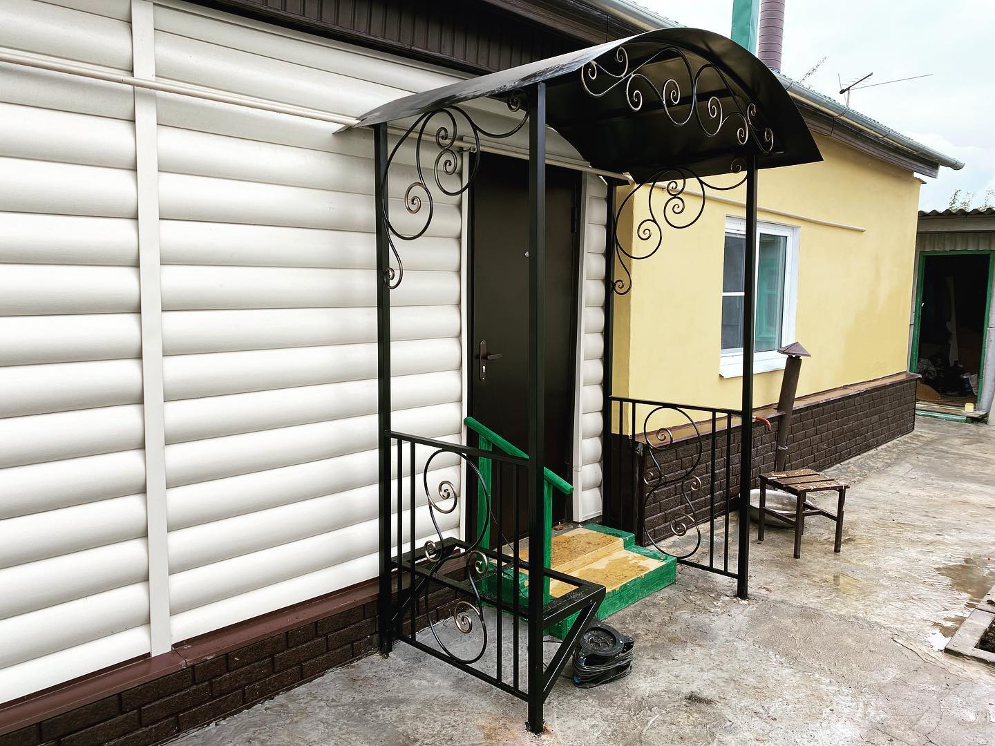 Какой материал для козырька дольше сохраняет внешний вид в Москве: стекло, поликарбонат или металл