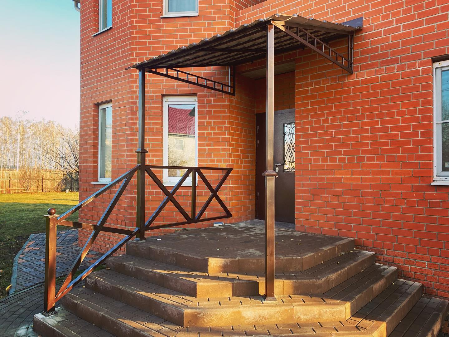 Как выбрать материал козырька для входа с теневой стороны дома в Москве, чтобы не потерять свет и защиту от осадков