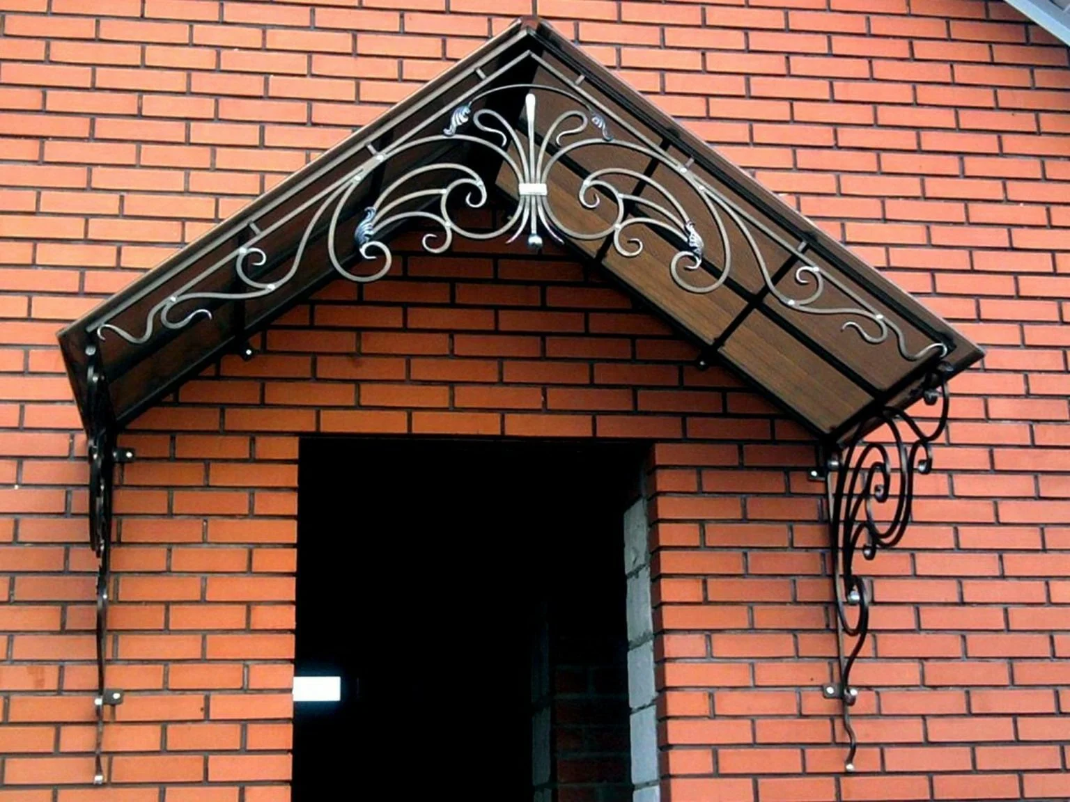 Как рассчитать бюджет на козырёк, перила и освещение для входной группы в Москве